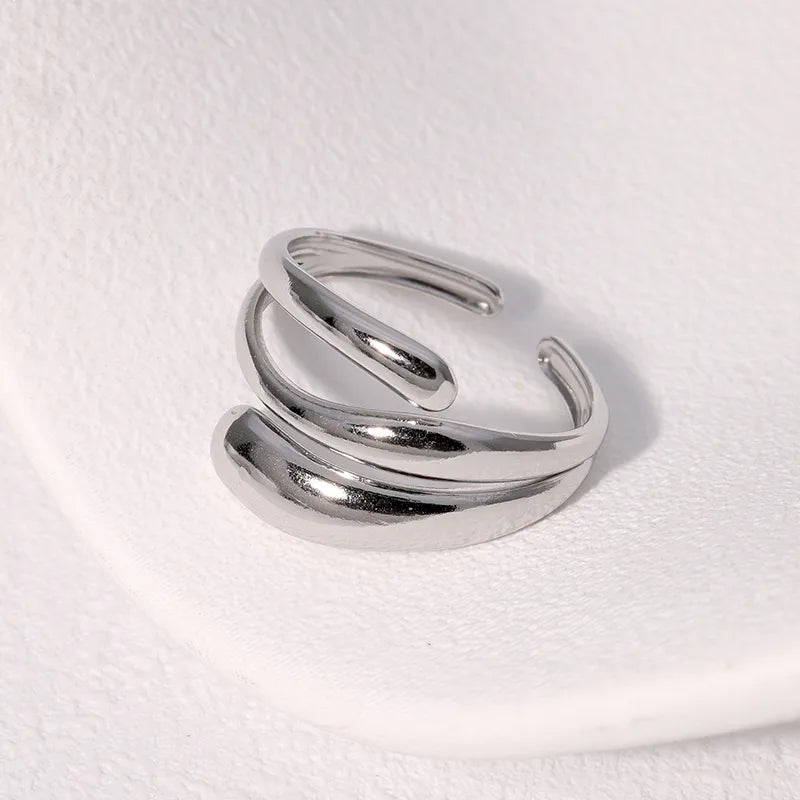 Anillo con diferentes líneas. Tamaño ajustable. Color plateado. Acero inoxidable.