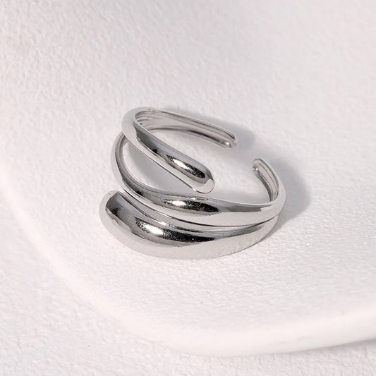 Anillo con diferentes líneas. Tamaño ajustable. Color plateado. Acero inoxidable.