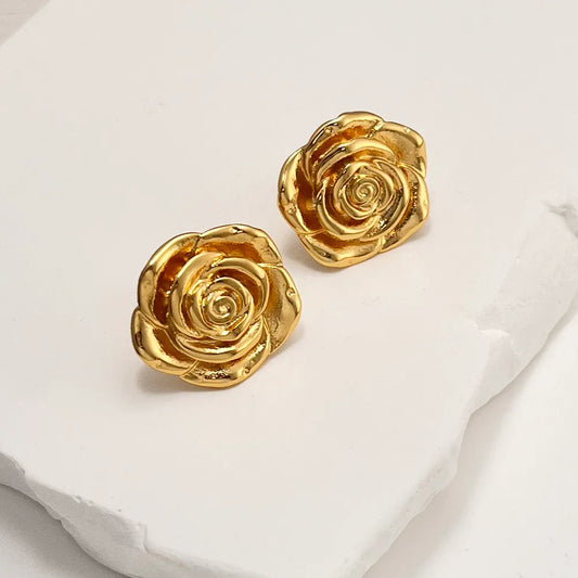 Arete grande forma rosa. Color dorado. Acero inoxidable.