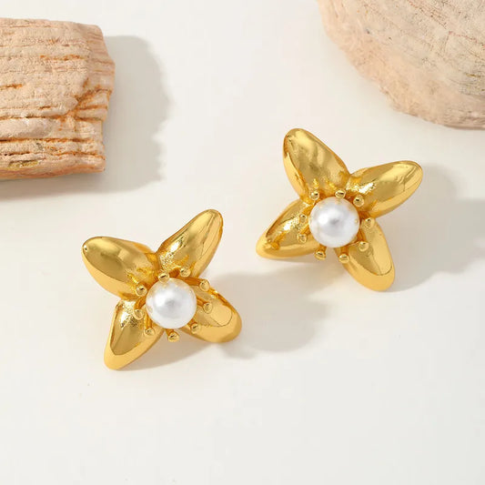 J36 - Aretes medianos, flor con perla en el centro. Color dorado. Acero inoxidable.