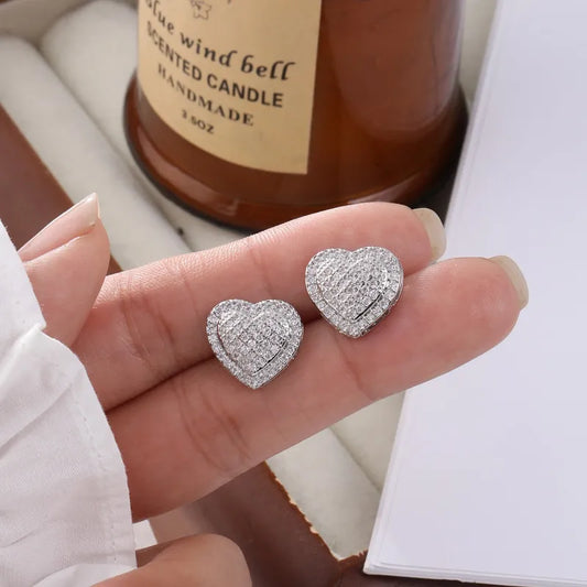 Aretes corazones con circonias. Color plateado. Acero inoxidable.