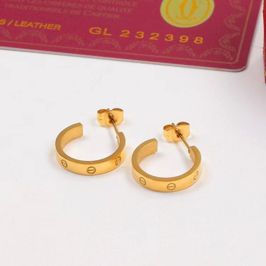 Arracadas tipo Cartier. Color dorado. Acero inoxidable.