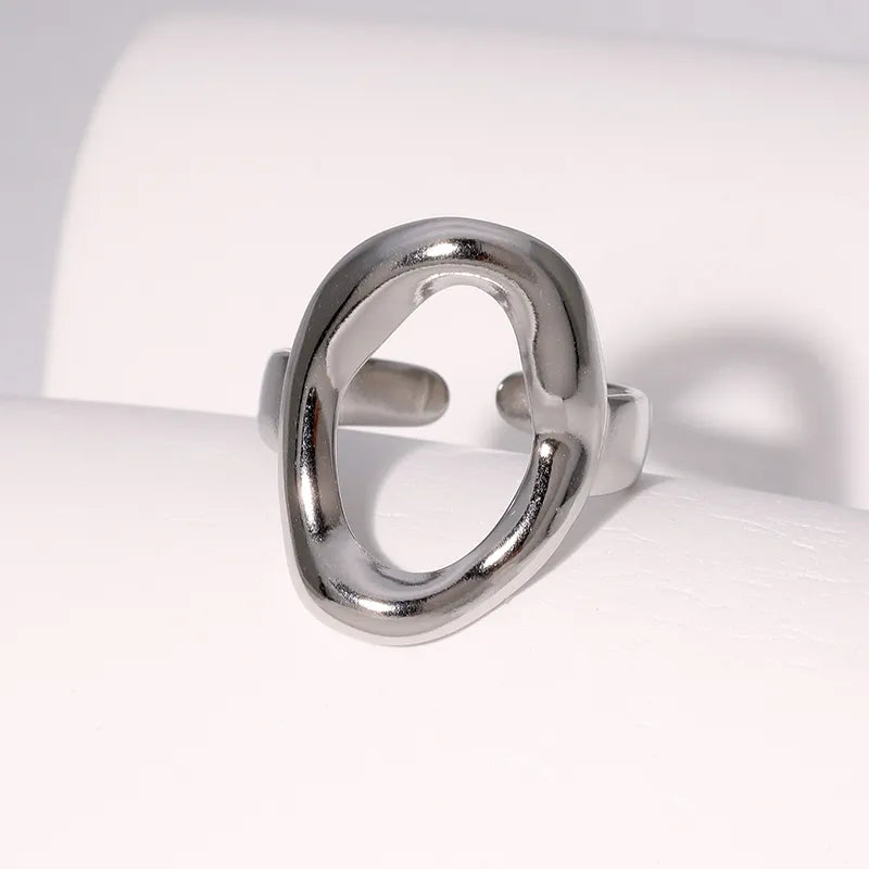 Anillo ovalado, ajustable. Color plateado. Acero inoxidable.