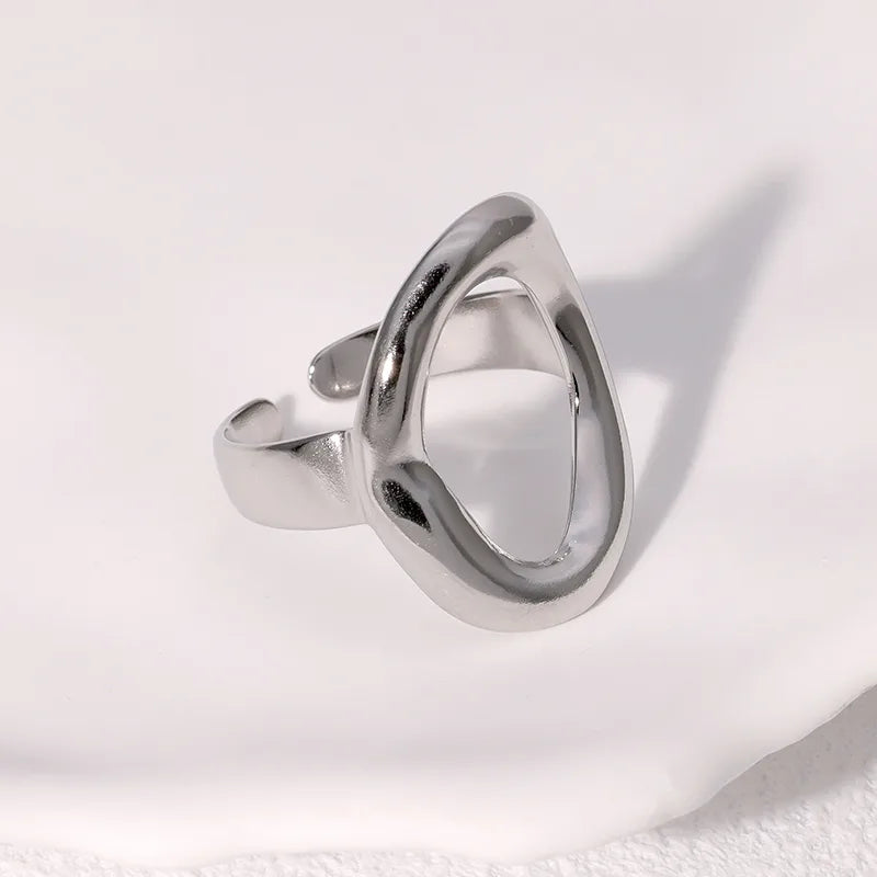 Anillo ovalado, ajustable. Color plateado. Acero inoxidable.