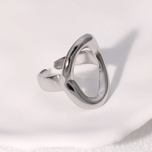 Anillo ovalado, ajustable. Color plateado. Acero inoxidable.
