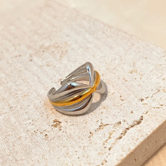 Anillo ajustable. Color plateado con dorado. Acero inoxidable.