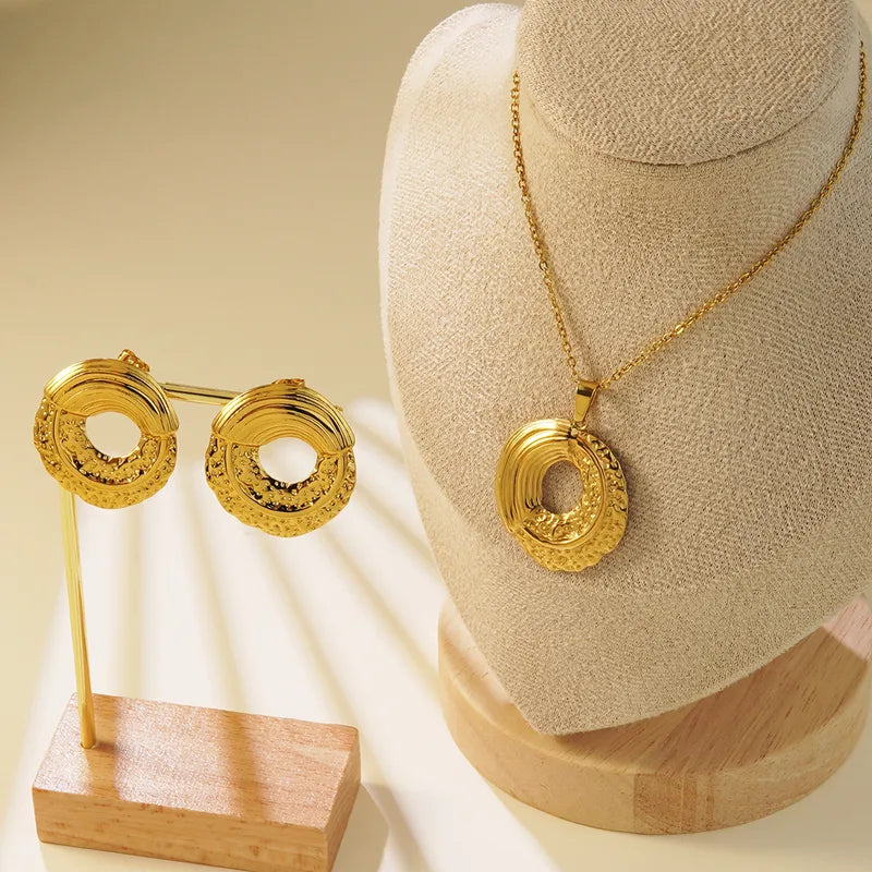 R05 - Juego aretes y collar forma redondo, tamaño mediano. Color dorado. Acero inoxidable.