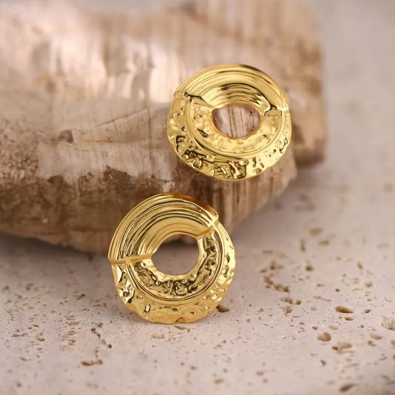 R05 - Juego aretes y collar forma redondo, tamaño mediano. Color dorado. Acero inoxidable.