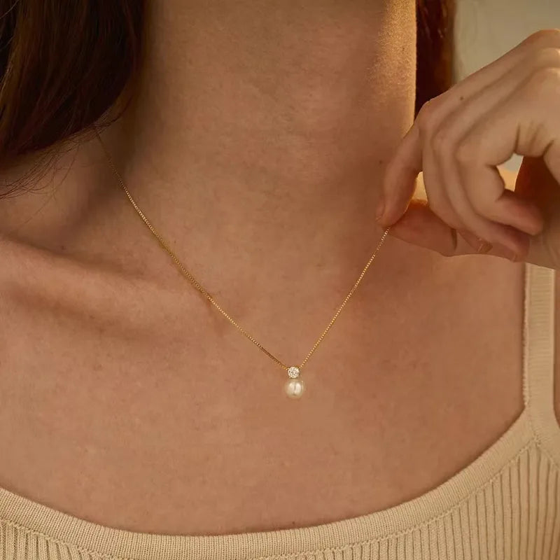 Collar con dije de perla con circonia. Color dorado. Acero inoxidable.