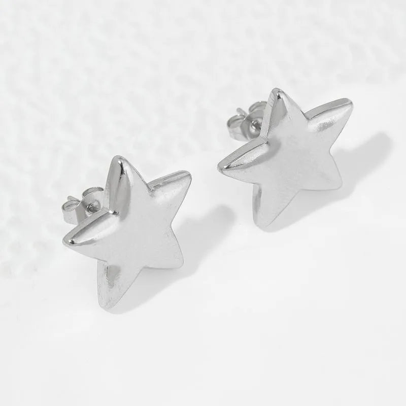 Aretes estrellas medianas. Color plateado. Acero inoxidable.