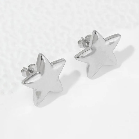 Aretes estrellas medianas. Color plateado. Acero inoxidable.
