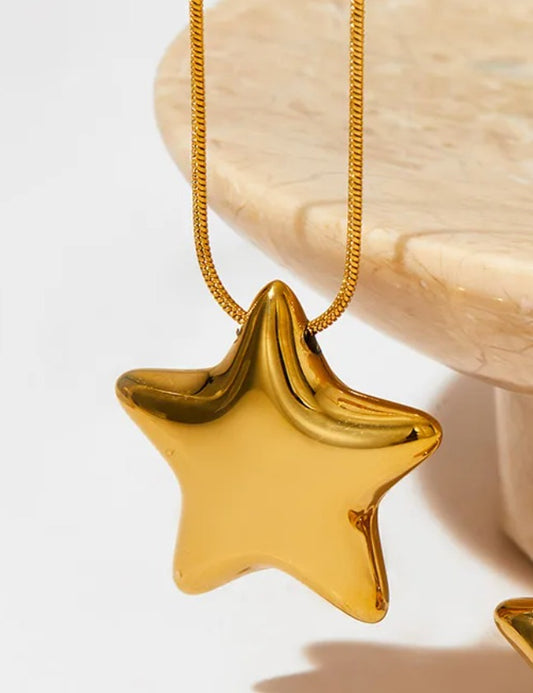Collar estrella grande. Color dorado. Acero inoxidable.