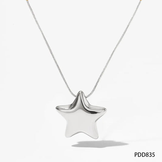 Collar estrella grande. Color plateado. Acero inoxidable.