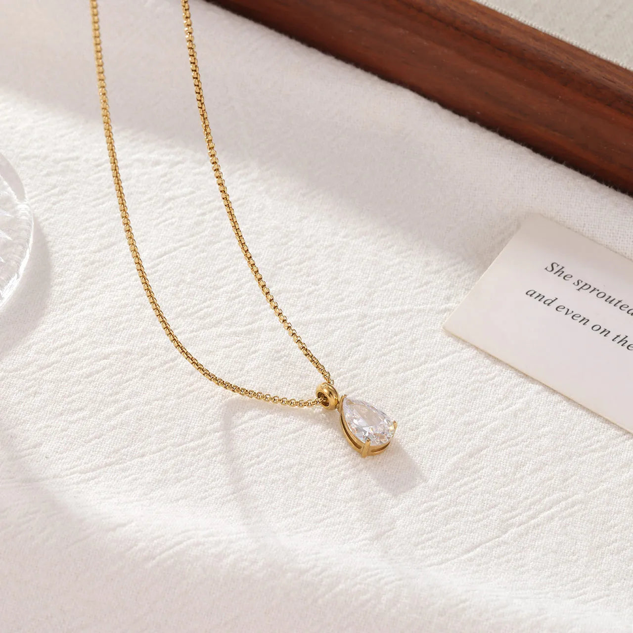 Collar gota circonia. Color dorado. Acero inoxidable.