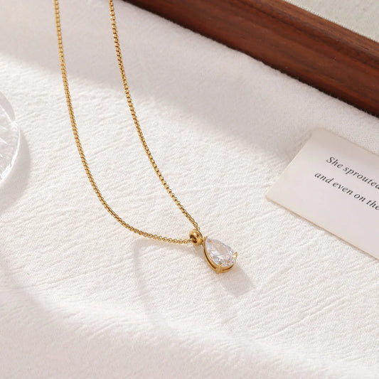 Collar gota circonia. Color dorado. Acero inoxidable.