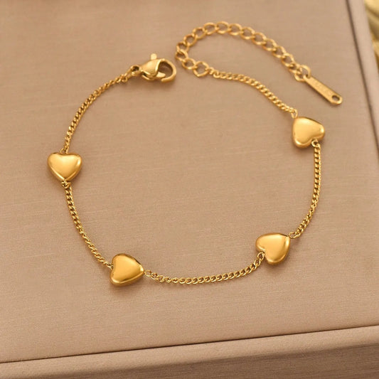 Pulsera de cadenita con corazones. Color dorado. Acero inoxidable.