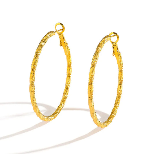 Arracadas grandes con textura. Color dorado. Acero inoxidable.