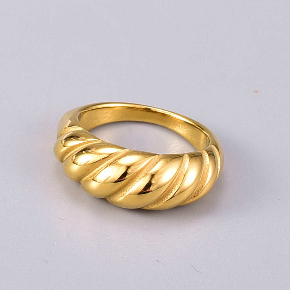 Anillo con diseño. Talla 7. Color dorado. Acero inoxidable.