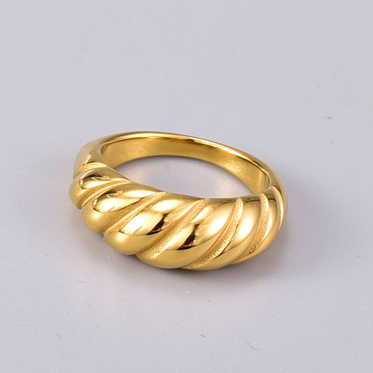 Anillo con diseño. Talla 7. Color dorado. Acero inoxidable.