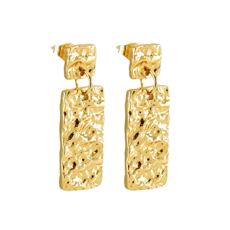 Aretes con dije rectangular con textura. Color dorado. Acero inxodable.