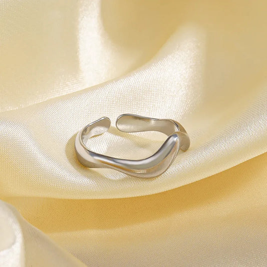 Anillo sencillo, ajustable. Color plateado. Acero inoxidable.