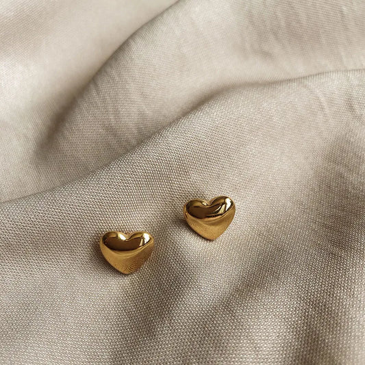Aretes corazones chicos. Color dorado. Acero inoxidable.