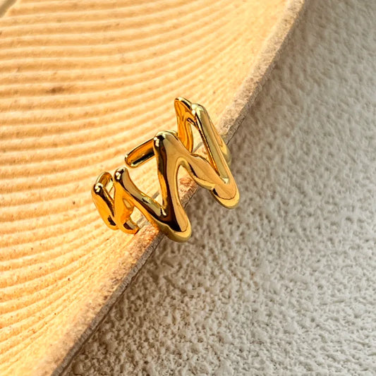 Anillo ajustable en forma de zigzag. Color dorado. Acero inoxidable.