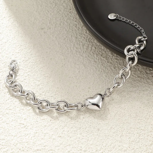 Pulsera de cadena con corazón. Color plateado. Acero inoxidable.