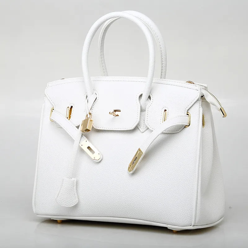 Bolsa tamaño grande. Color blanca con herrajes dorados. Incluye correa para colgar cruzada.