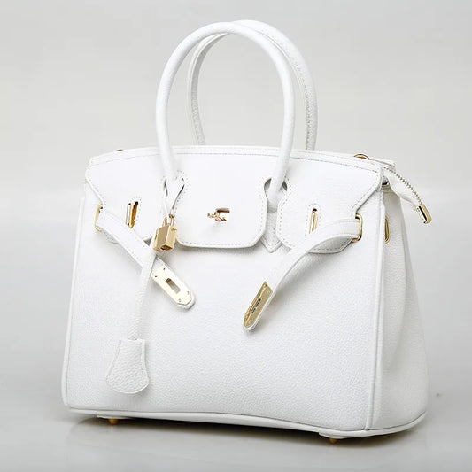 Bolsa tamaño grande. Color blanca con herrajes dorados. Incluye correa para colgar cruzada.