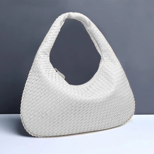 Bolsa grande, color blanco. Diseño entrelazado.