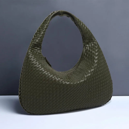 Bolsa grande, color olivo. Diseño entrelazado.