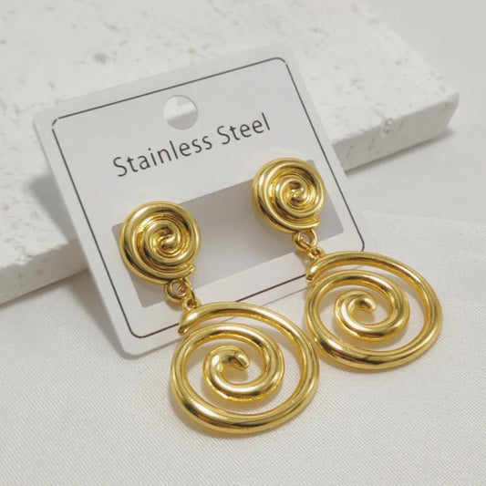 Aretes doble espiral. Color dorado. Acero inoxidable.