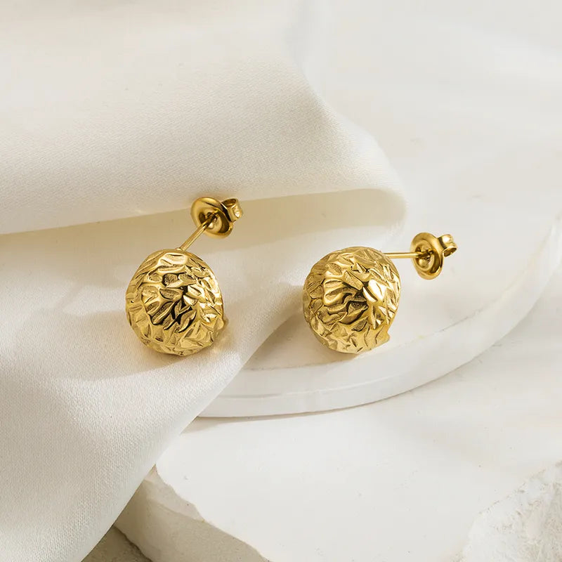 B23 - Aretes chicos, circulos con textura. Color dorado. Acero inoxidable.