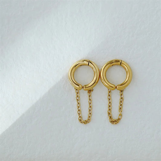 Arete falso tipo piercing. Color dorado. Acero inoxidable.