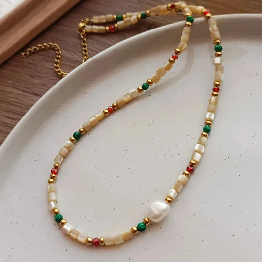 Collar de cuentas de cristales con perla al centro. Bisutería.