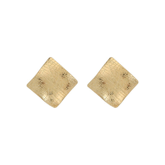 Aretes de rombos con textura. Color dorado claro. Bisutería.