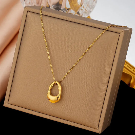 Collar con dije mediano. Color dorado. Acero inoxidable.