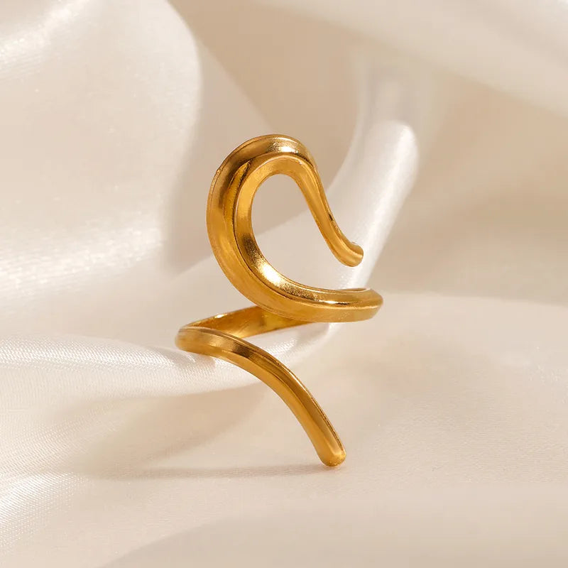 Anillo figura de líneas. Color dorado. Acero inoxidable.