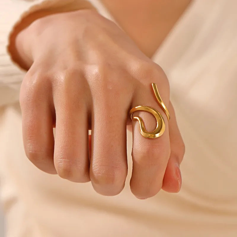 Anillo figura de líneas. Color dorado. Acero inoxidable.