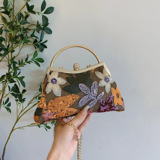 Bolsa tamaño chico. Material rafia con bordados de lentejuela. Incluye cadena para colgar.