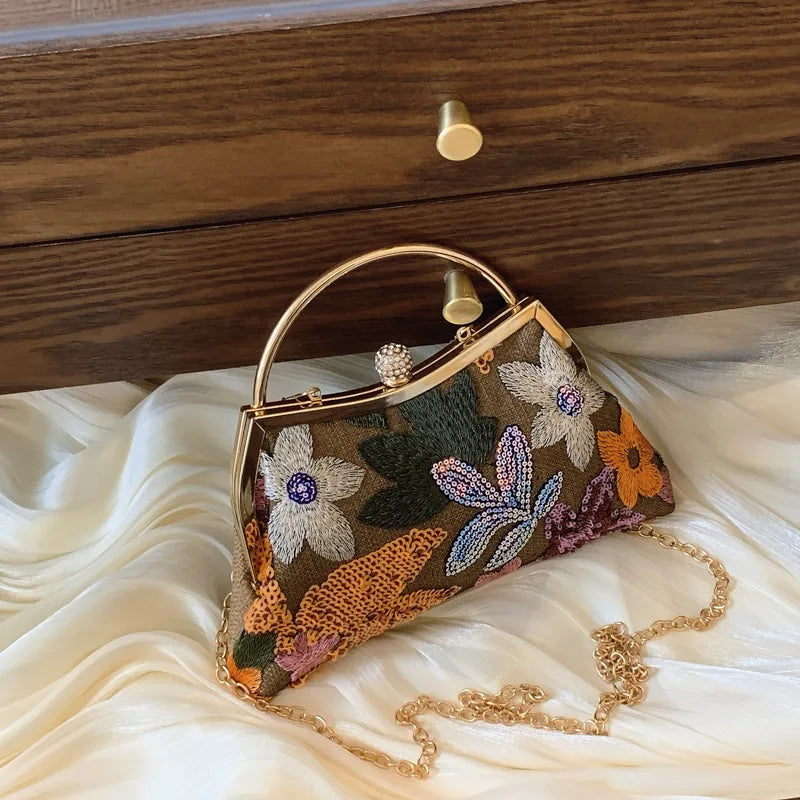 Bolsa tamaño chico. Material rafia con bordados de lentejuela. Incluye cadena para colgar.