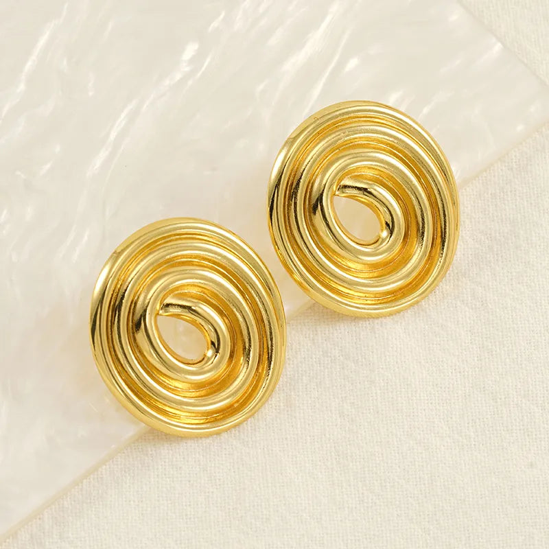 Aretes espirales, medianos. Color dorado. Acero inoxidable.