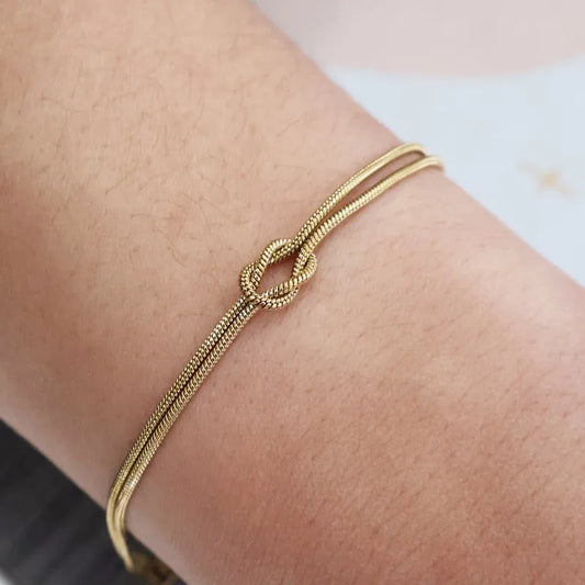 Pulsera con nudo. Color dorado. Acero inoxidable.