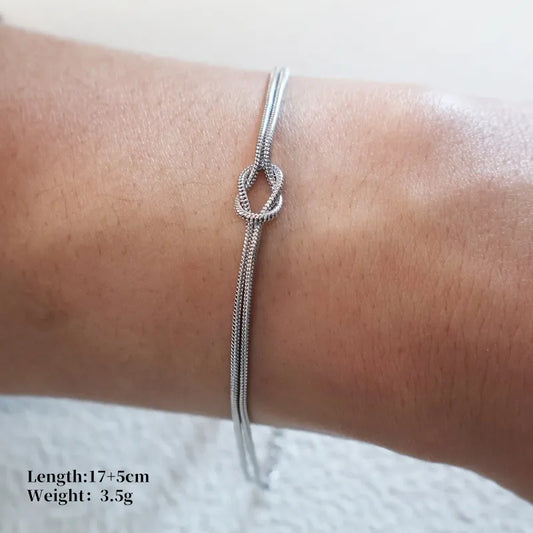 Pulsera con nudo. Color plateado. Acero inoxidable.