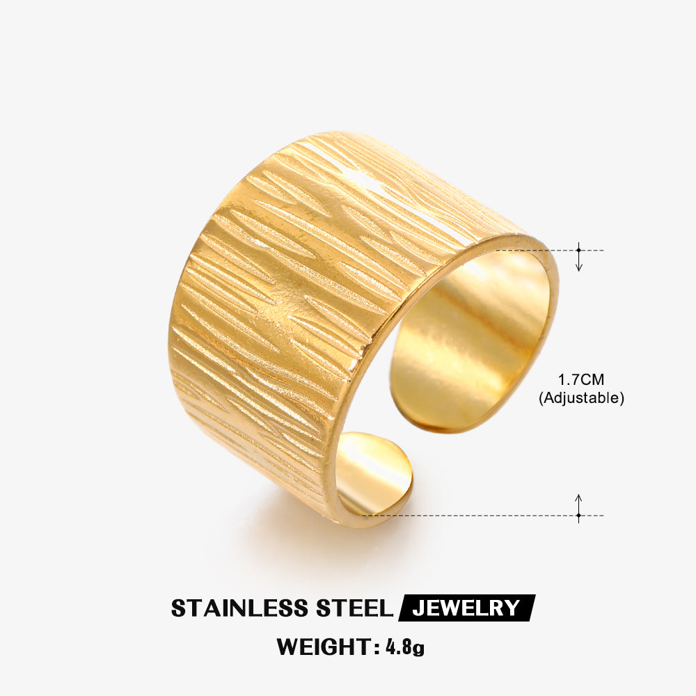Anillo con textura, ajustable. Color dorado. Acero inoxidable.