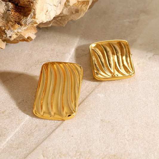 Aretes rectángulos grandes con líneas. Color dorado. Acero inoxidable.