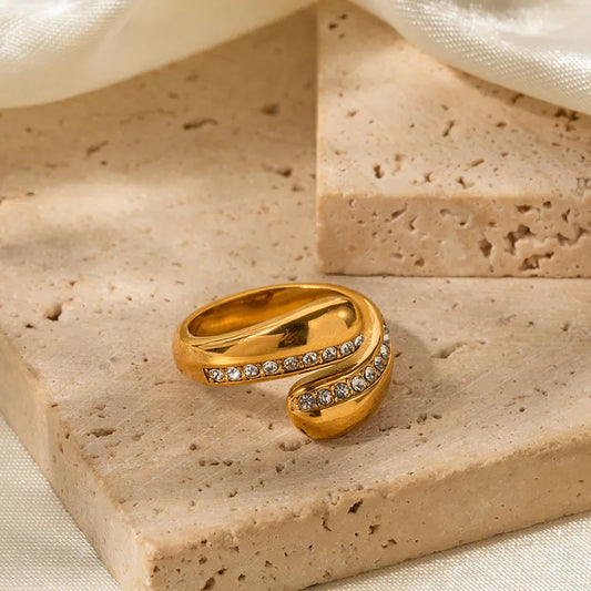 Anillo con circonias, ajustable. Color dorado. Acero inoxidable.