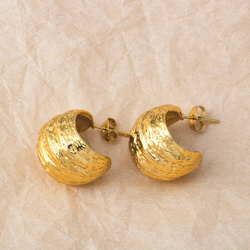 Arracadas gruesas con relieves. Color dorado. Acero inoxidable.