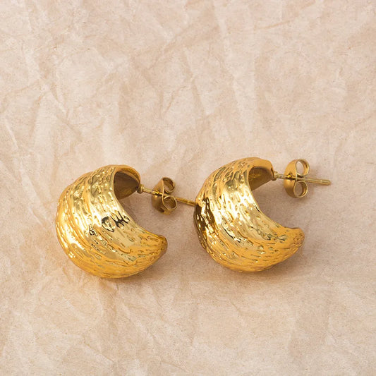 Arracadas gruesas con relieves. Color dorado. Acero inoxidable.
